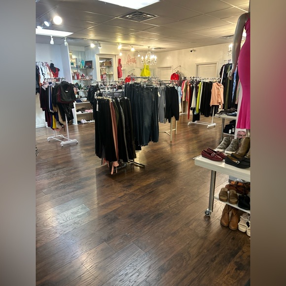 Please like this listing to be notified when I go live - Picture 2 of 6